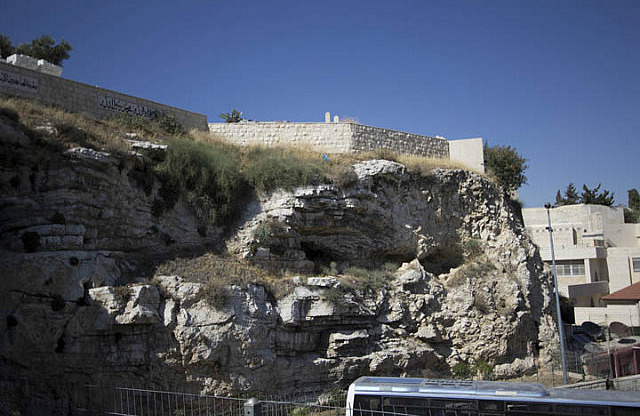 Garden Tomb Skull Stone
